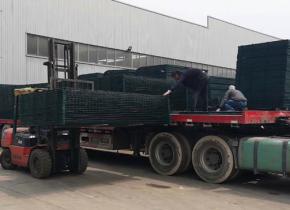 發往新疆伊犁的框（kuàng）架公路（lù）護欄網